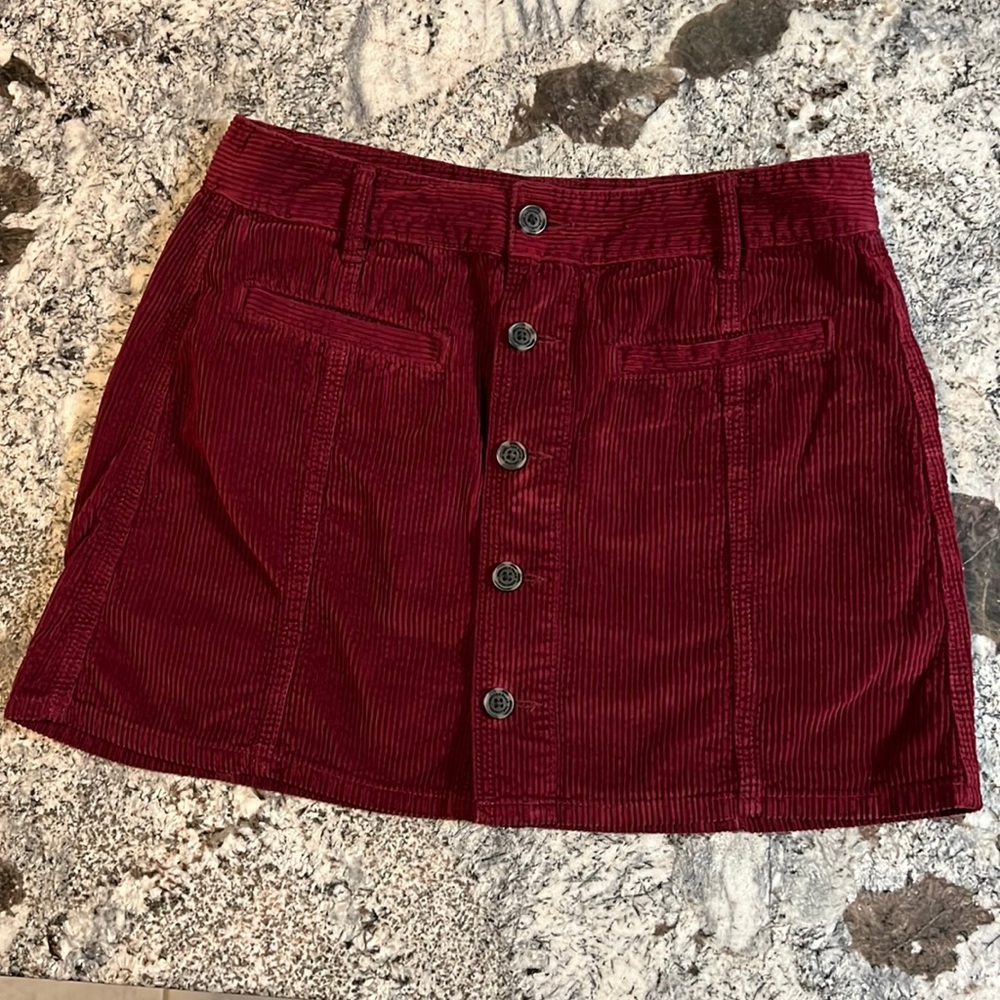 American Eagle size 10 Regular button front burgundy corduroy skirt, perfect.